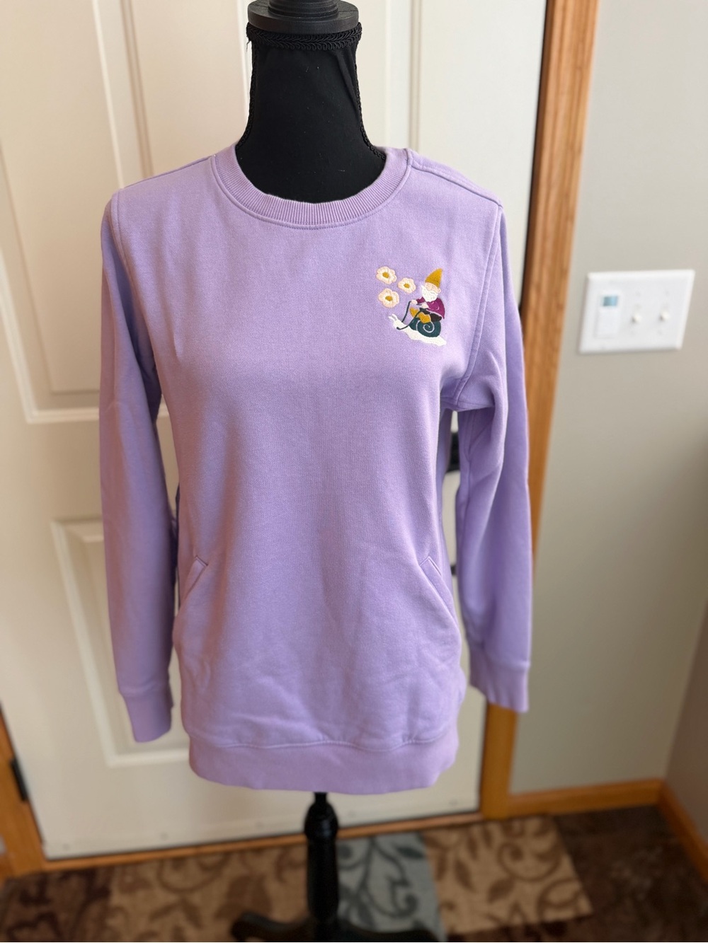 Duluth Trading Co Lavendar garden theme pull over crew sweatshirt. Size small